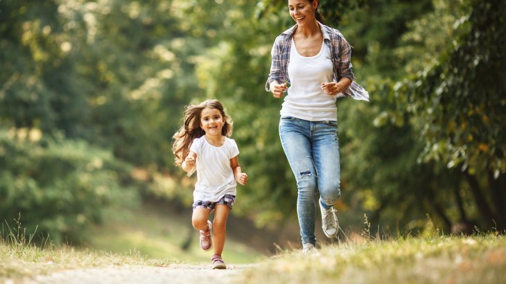 A new study has revealed that children who live close to green spaces have fewer respiratory problems such as asthma in adulthood.