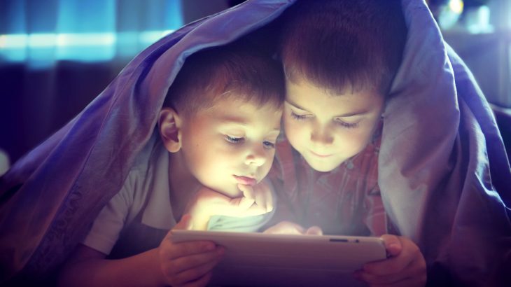 Researchers have found that limiting children's recreational screen time to less than two hours a day can lead to improved brain cognition.