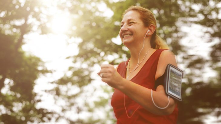 Postmenopausal women who lose weight have a reduced risk of developing invasive breast cancer compared to those who maintain or gain weight.
