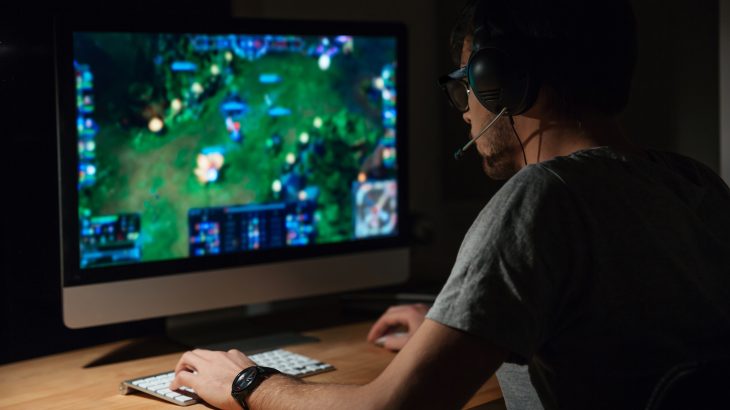 A new study reveals that men and women who are addicted to online gaming exhibit differences in their brains.