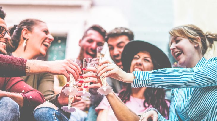 College binge drinking and social media addiction may be linked, according to a new study that identified some worrying trends.