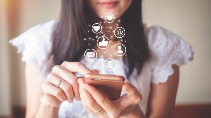 A new study shows that heavy social media use impacts decision making in similar ways as drug addiction or gambling.
