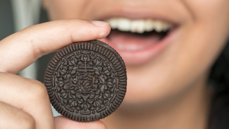 When given a choice between healthy and unhealthy food, people make decisions based on what food they see, rather than what they may prefer.