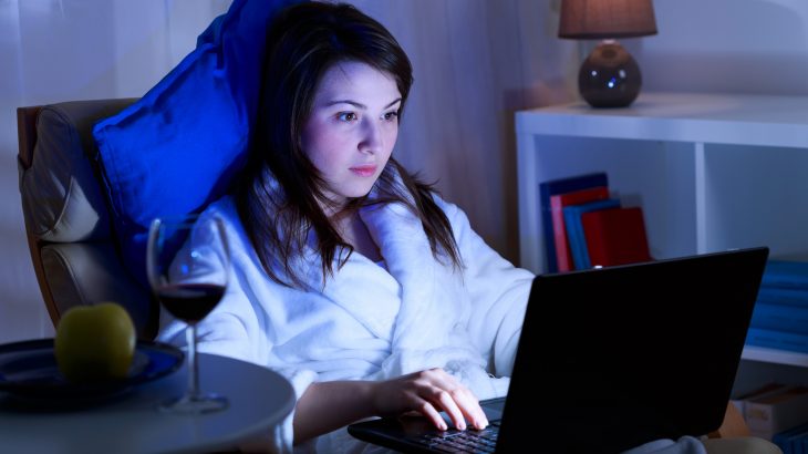Night owls go to bed late have lower brain connectivity compared to those who prefer to go to bed and wake up earlier.