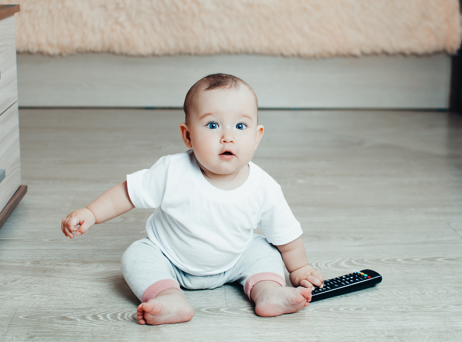 Latina монитор. Are you watching baby. Are you watching baby. Are you watching baby. Мальчик у телевизора.