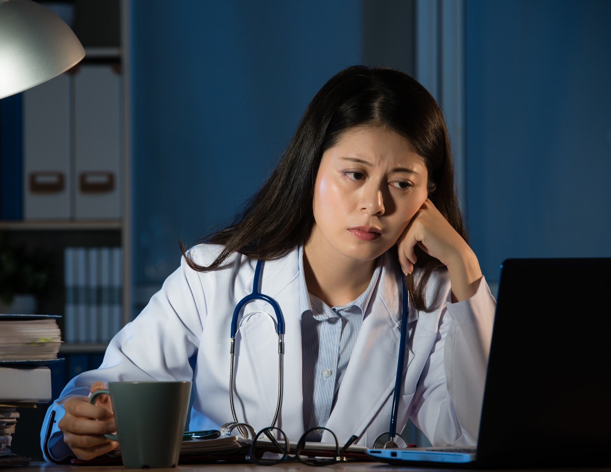 Ночная смена сон врач. Ночная смена больниц посте. Работа врача в ночную. Врач на ночной смене. Нервная медсестра.