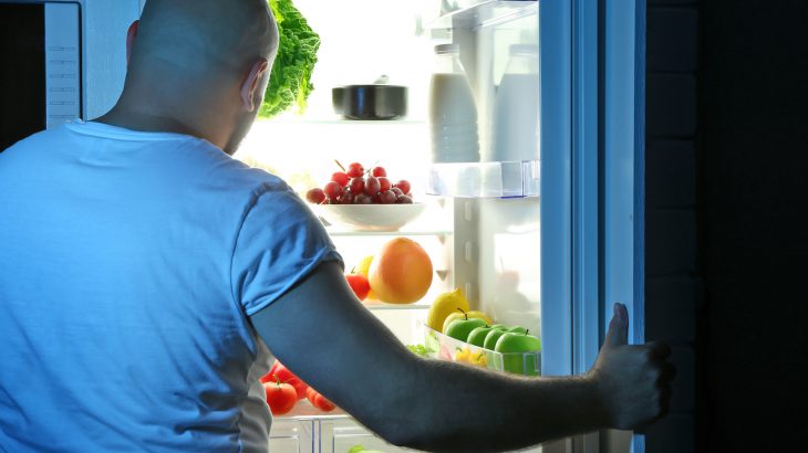 A new study has revealed that people who skip breakfast and eat a late dinner have a more difficult time recovering after a heart attack.