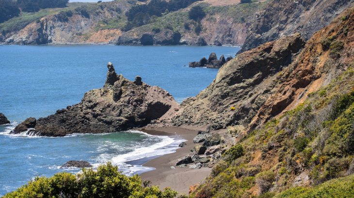 People who live near protected environmental areas (Pas) are more likely to adopt pro-environmental behaviors.