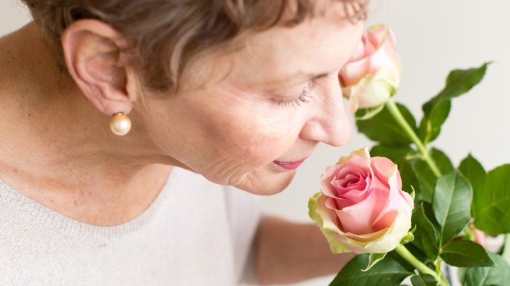 A new study has found that older adults who have a poor sense of smell have a nearly 50 percent increased risk of dying within ten years.