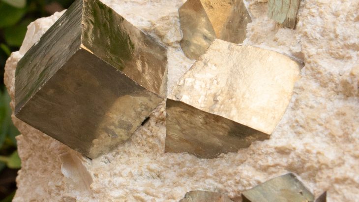 A team of scientists has now demonstrated, for the first time, that the concentration of gold directly depends on the content of arsenic in the pyrite.