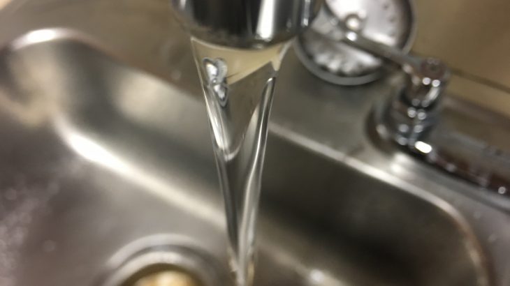 According to a new study, drinking water contaminated with arsenic may thicken the heart's main pumping chamber in young adults.