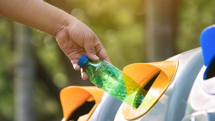 In 2015, the US produced 262 million tons of trash, of which 137.7 million tons ended up in landfills, and only 25.8 percent of waste that was recycled.