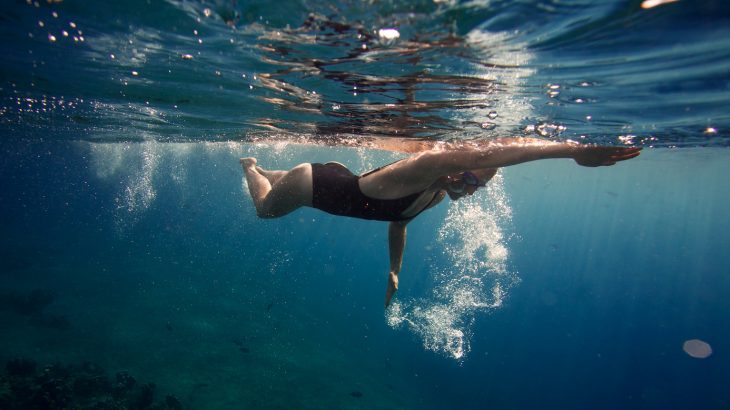 Researchers have found that a ten-minute dip in the ocean temporarily changes the skin’s microbiome and potentially increases the risk of infection.