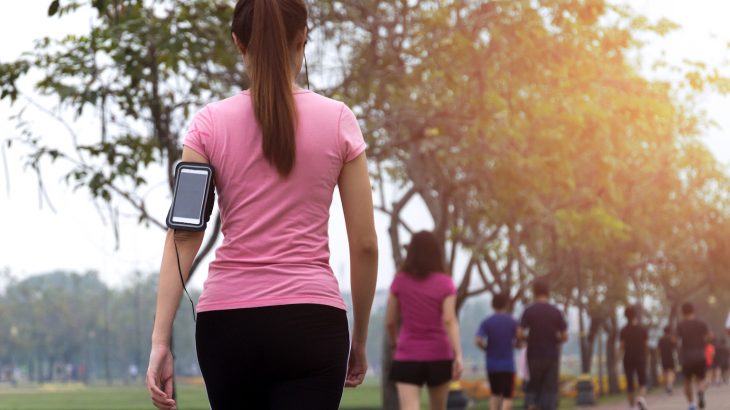 The researchers discovered that there was a definite advantage to keeping the arms straight and loose while walking.