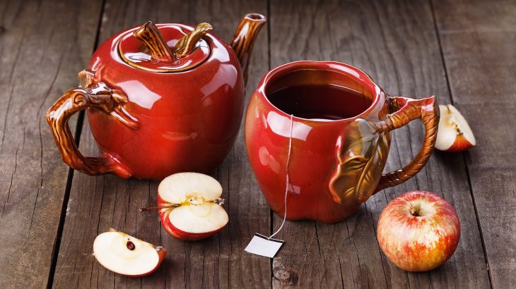 Flavonoid-rich foods like apples and tea decreased the risk of death from heart disease or cancer for many of the participants in the study.