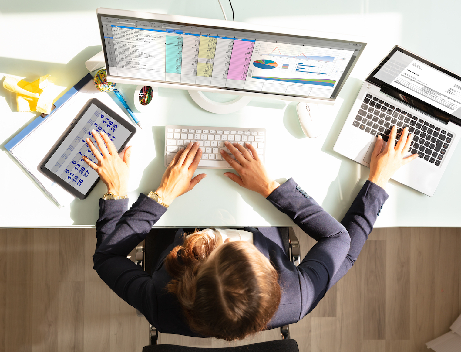 Многозадачность человека. Какие работы можно делать сегодня. Фотограф в процессе работы. Довольная девушка в офисе. Уставший человек за компьютером.