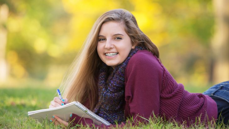 A new study indicates that avoiding teen romance and staying single may be the key to happiness for high schoolers.