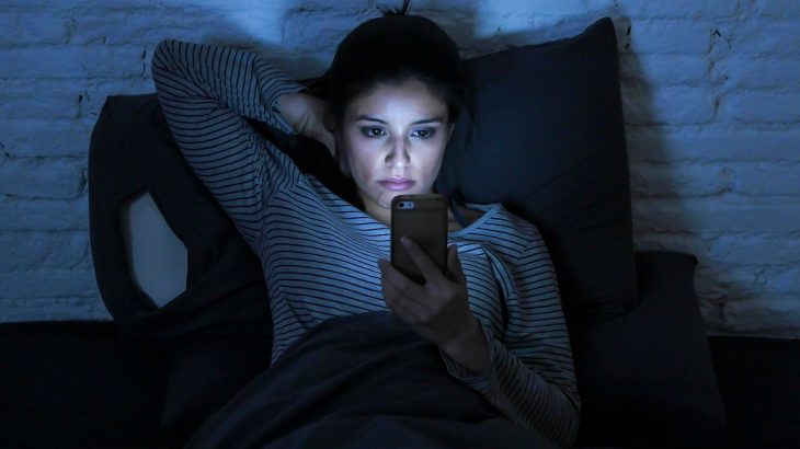 A researcher from Oxford University claims that it’s not blue light exposure that’s the problem, but rather how long into the night we use our devices.