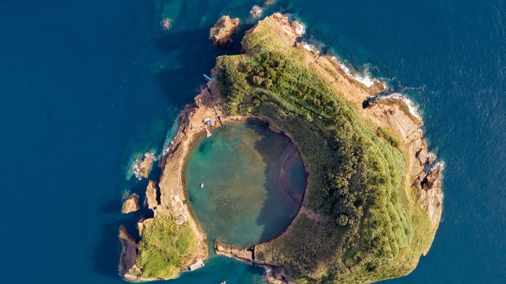 Recently, scientists discovered that submarine volcanic activity is not limited to the release of magma from vents and fissures, but is also capable of ejecting large amounts of volcanic ash.