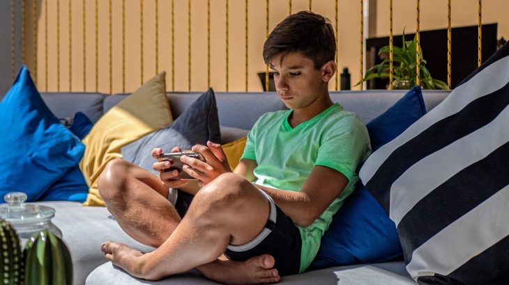 The researchers found that children who engage in excessive screen time around age 10 have a higher risk of developing a binge-eating disorder one year later.