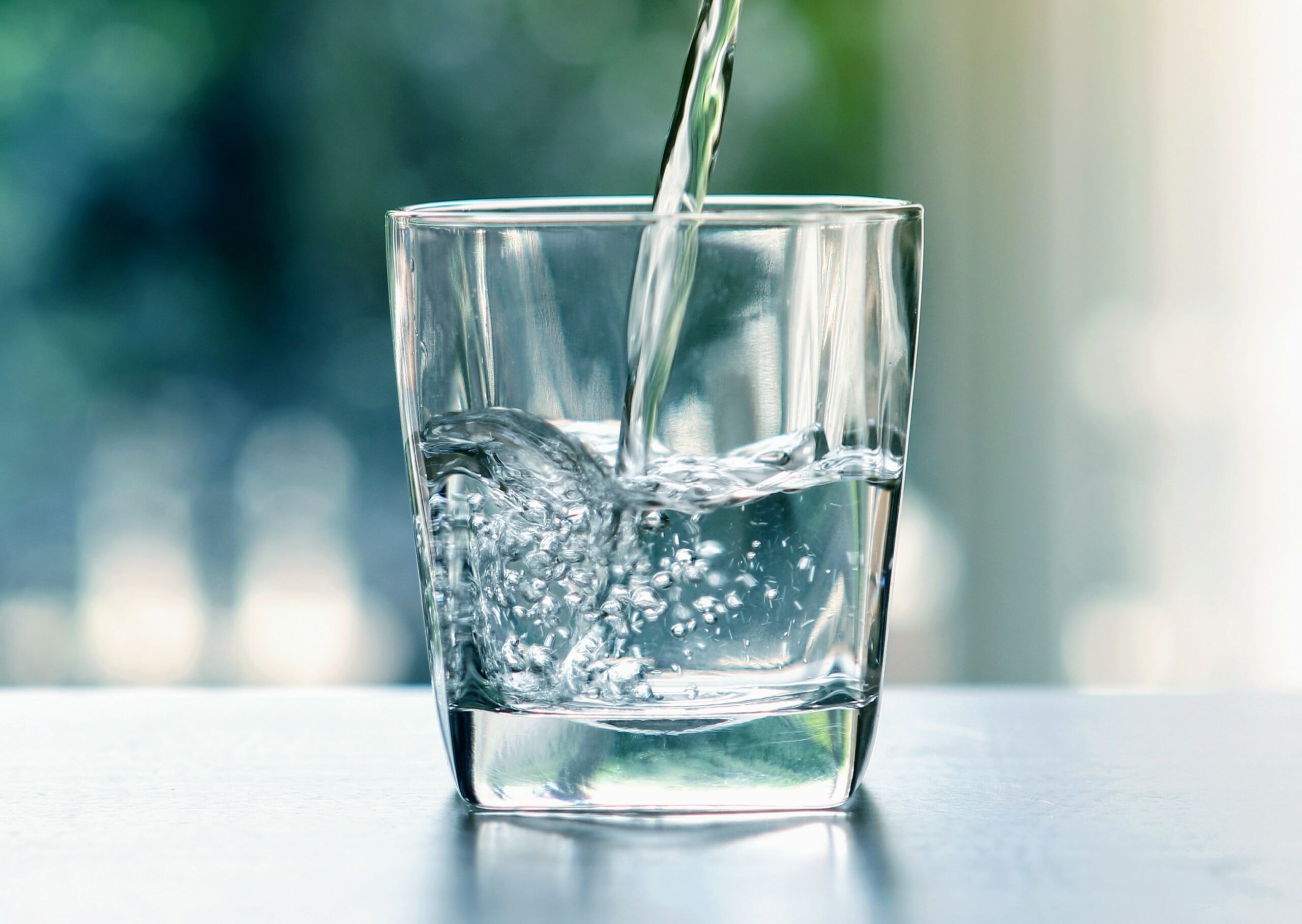 Стакан содовой. Минералка в стакане. While i i a glass. While i i a glass. Glass of juice not gas the jews.