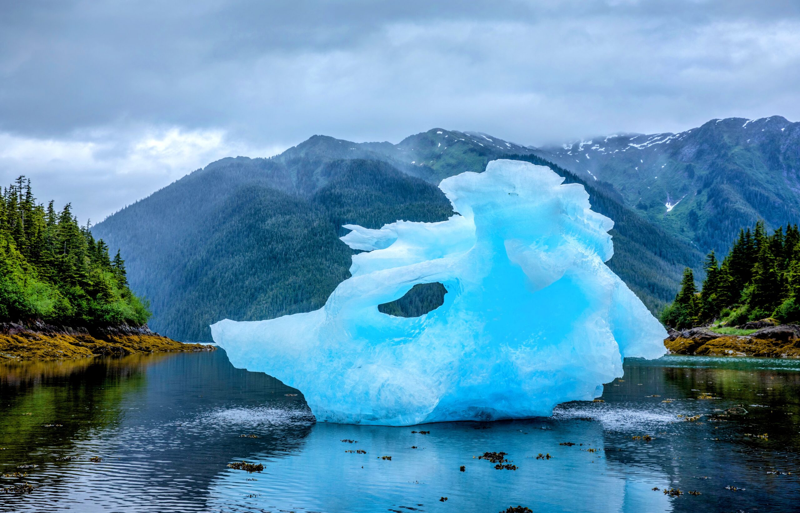 Tiny air bubbles trapped in glacier ice accelerate the rate of melting -  Earth.com