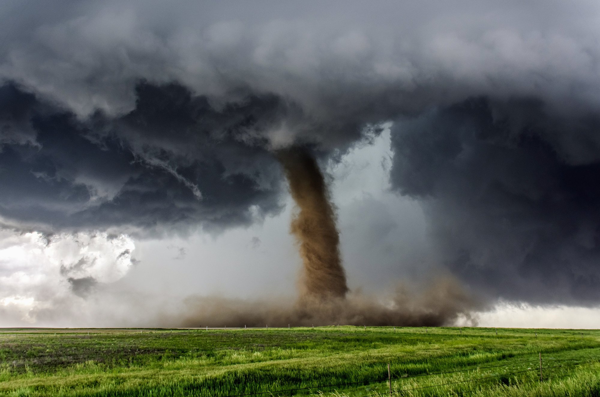 Внутри торнадо. Земляные торнадо. Внутри торнадо. Смерч в кариево. Торнадо в татарии.