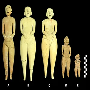 Five figurines from the San Isidro deposit. Scale in centimeters. Credit: J. Przedwojewska-Szymańska/PASI)