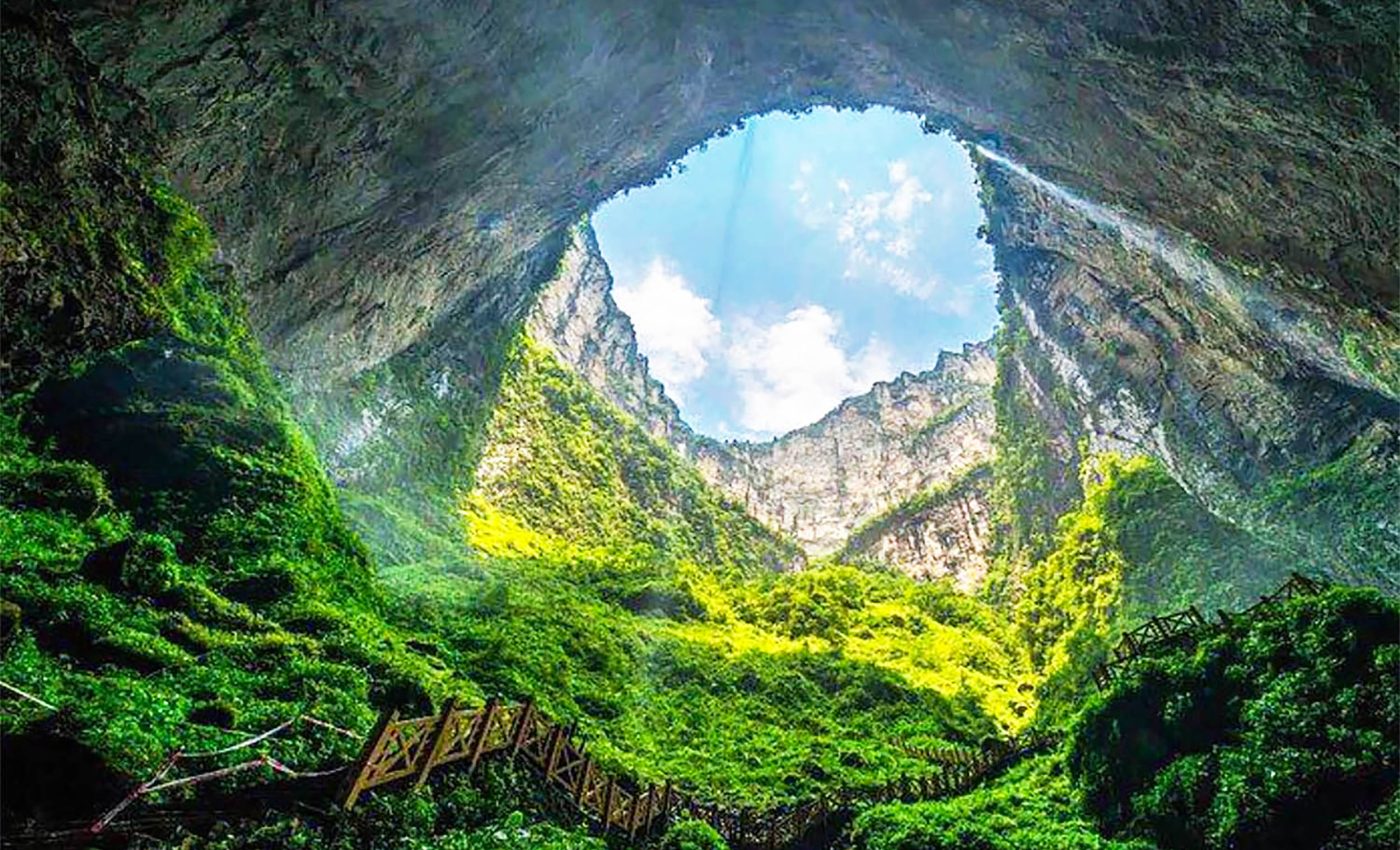 奇岩 World's largest sinkhole showcases the power and beauty of nature