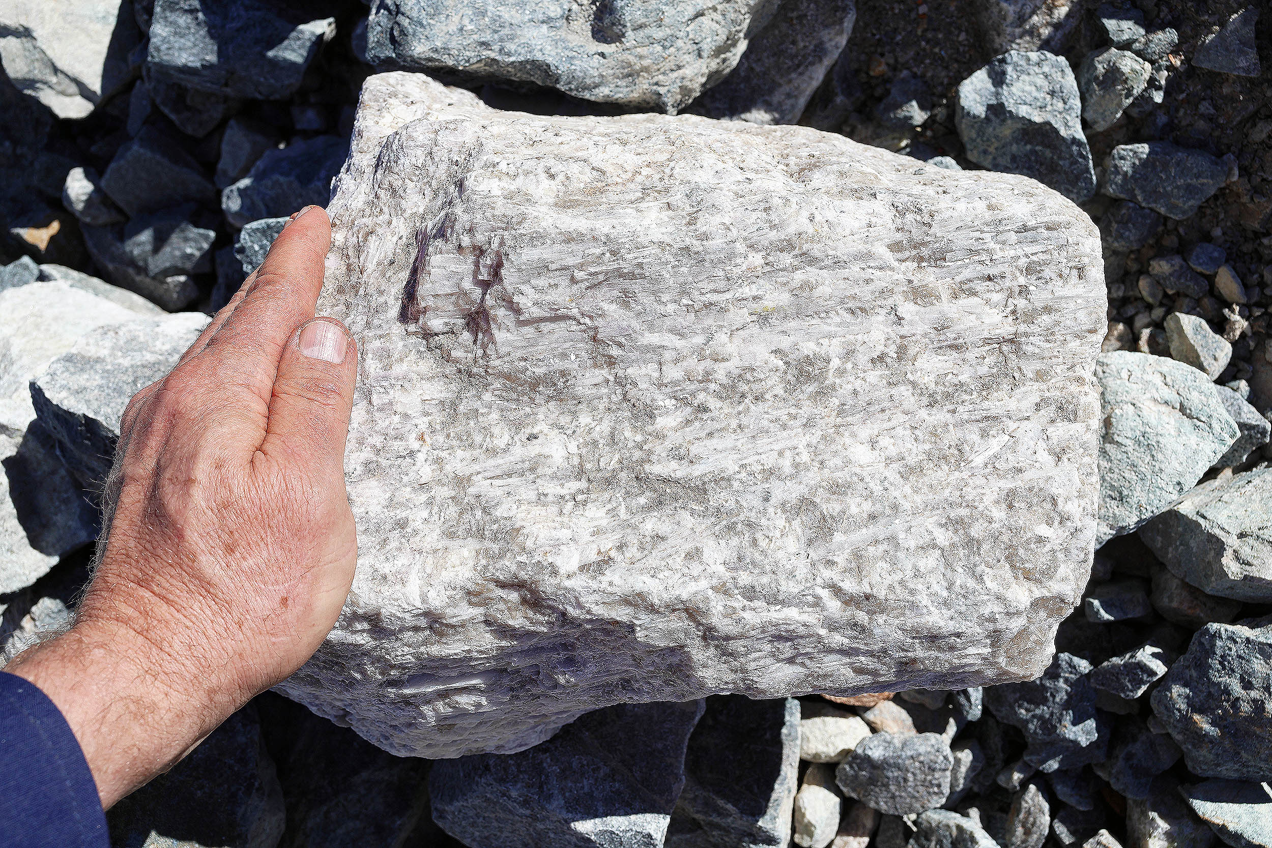 China announces lithium deposit discovery containing more than 1.3 million tons