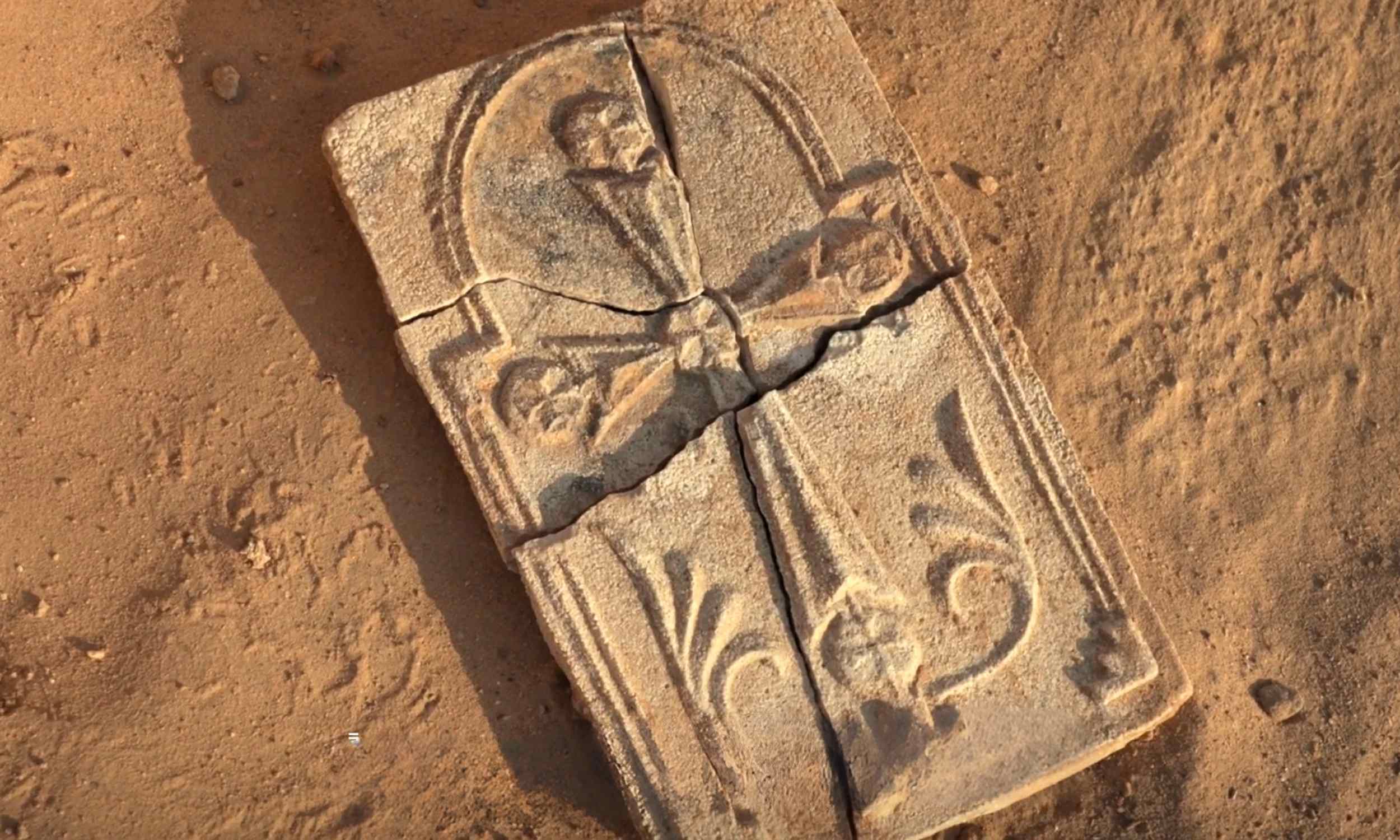 Археологичид Абу Дабид 1,400 жилийн настай Христийн загалмай олжээ