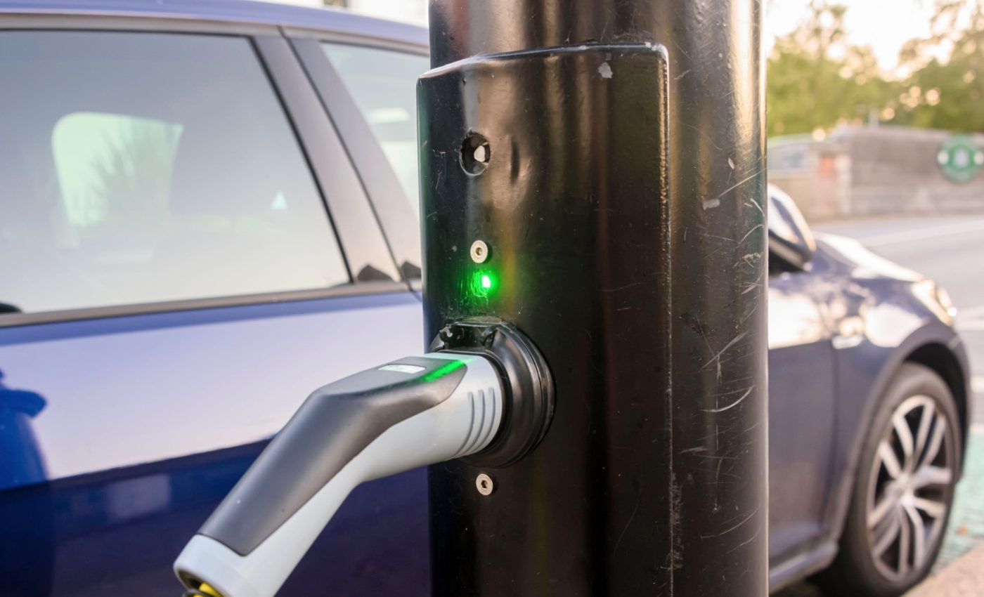 Streetlights could power the future of electric vehicle charging - Earth.com