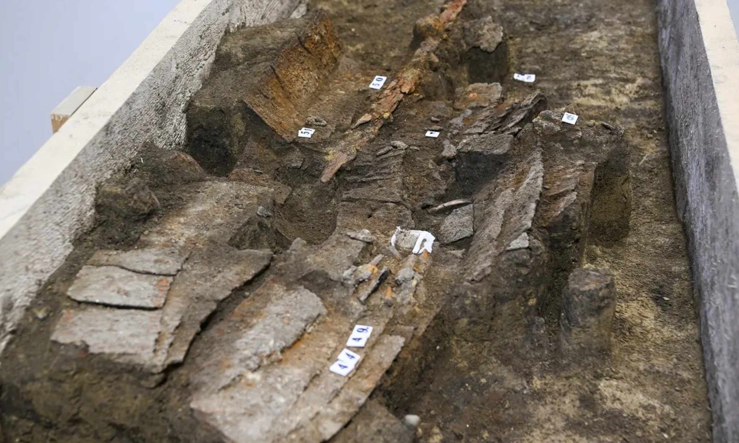 Archaeologists discover the tomb and sword of a warrior from 1,300 years ago
