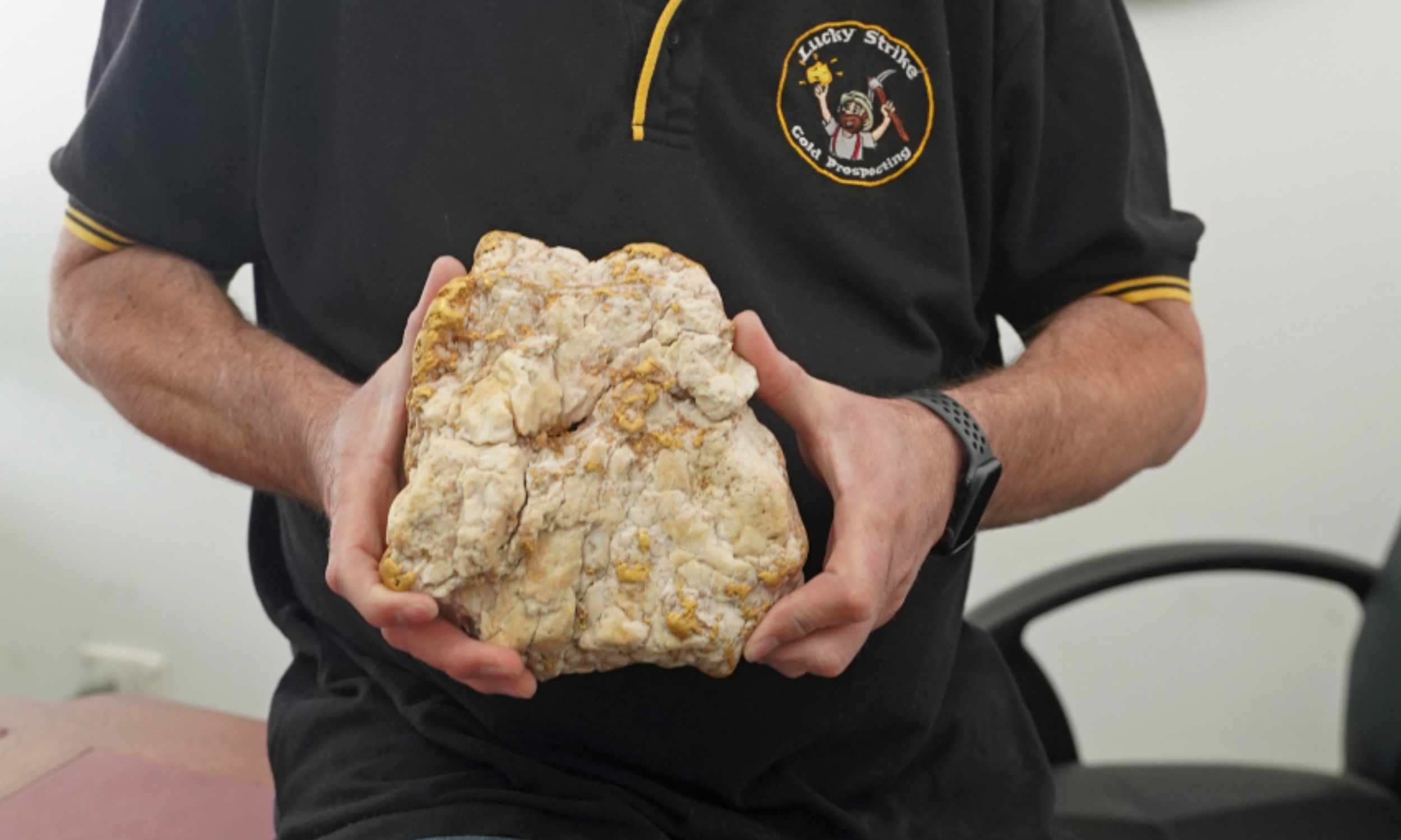 Man with a cheap metal detector finds a huge piece of gold