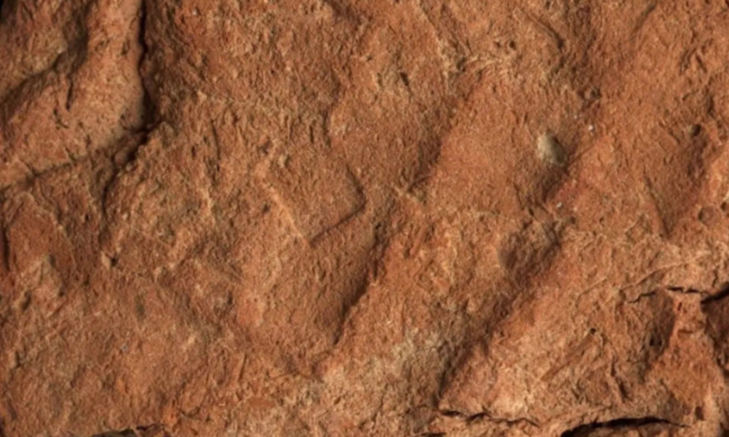 Archaeologists find a complete Egyptian handprint impressed in clay 4,000 years ago