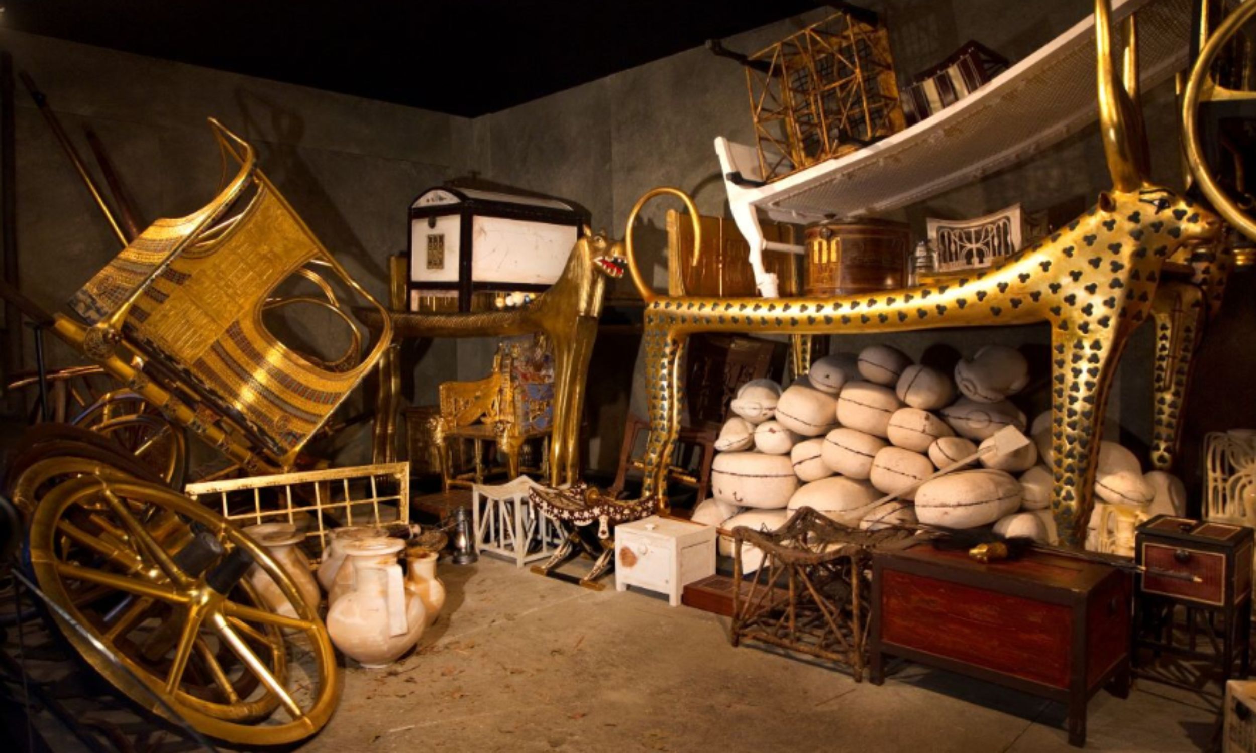 Cracks from water damage threaten King Tut's painted tomb