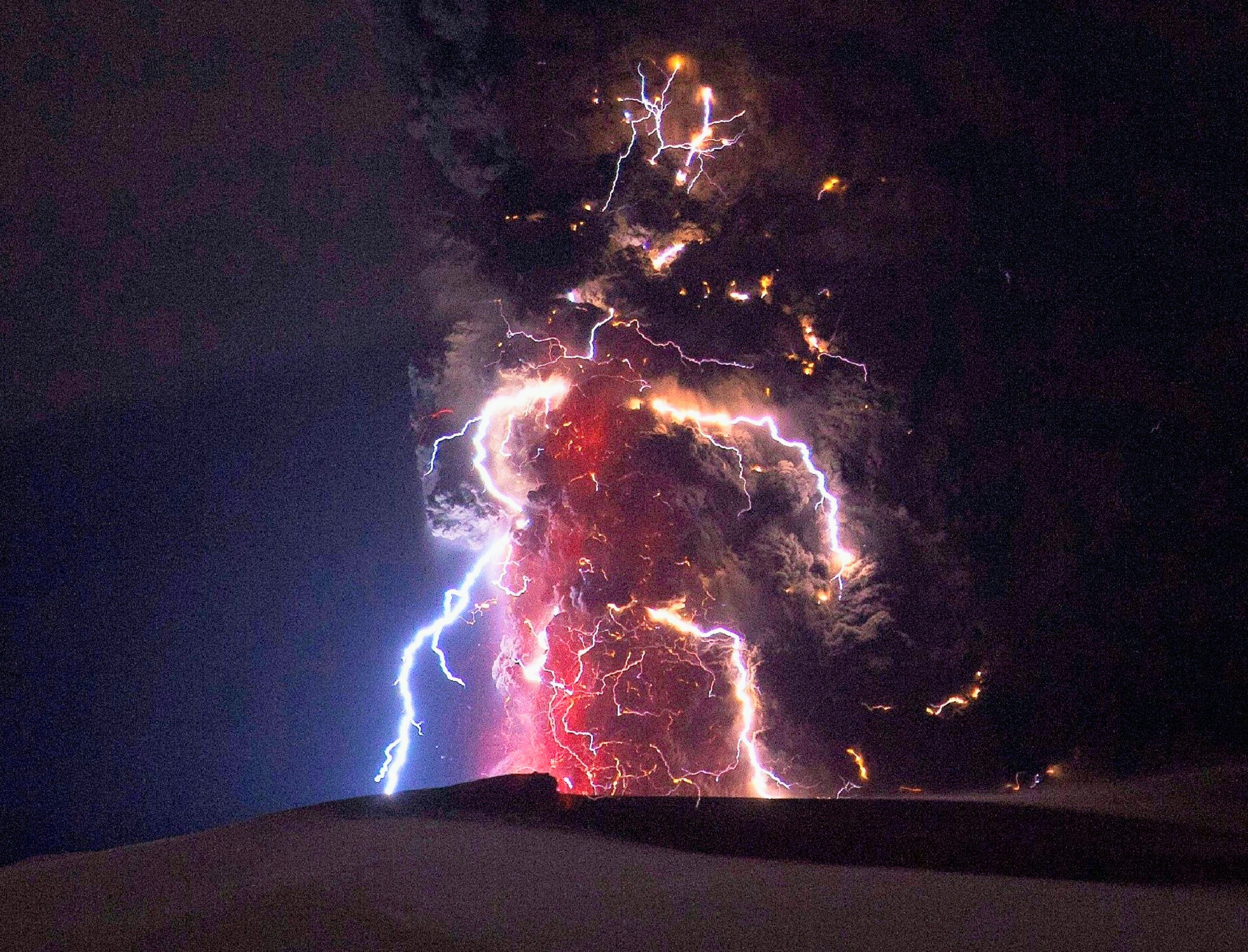 Scientists uncover the hidden trigger behind volcanic lightning