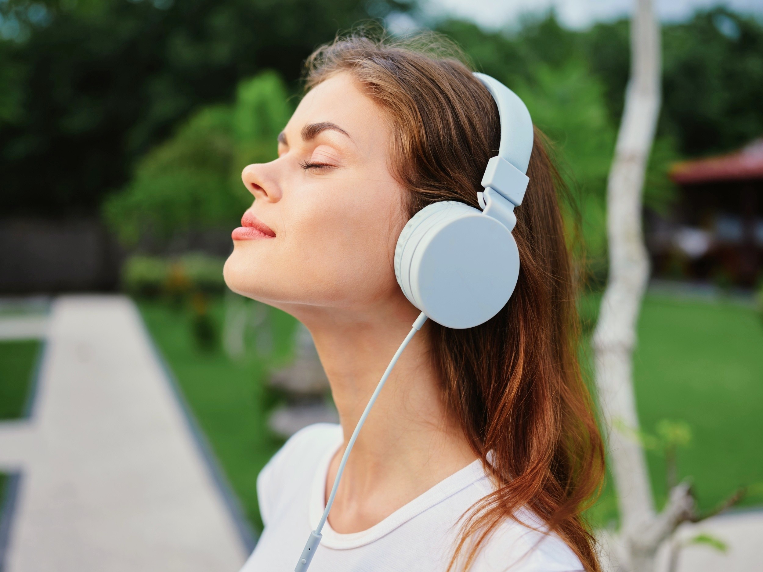 Music and traffic noise can change how vividly we imagine