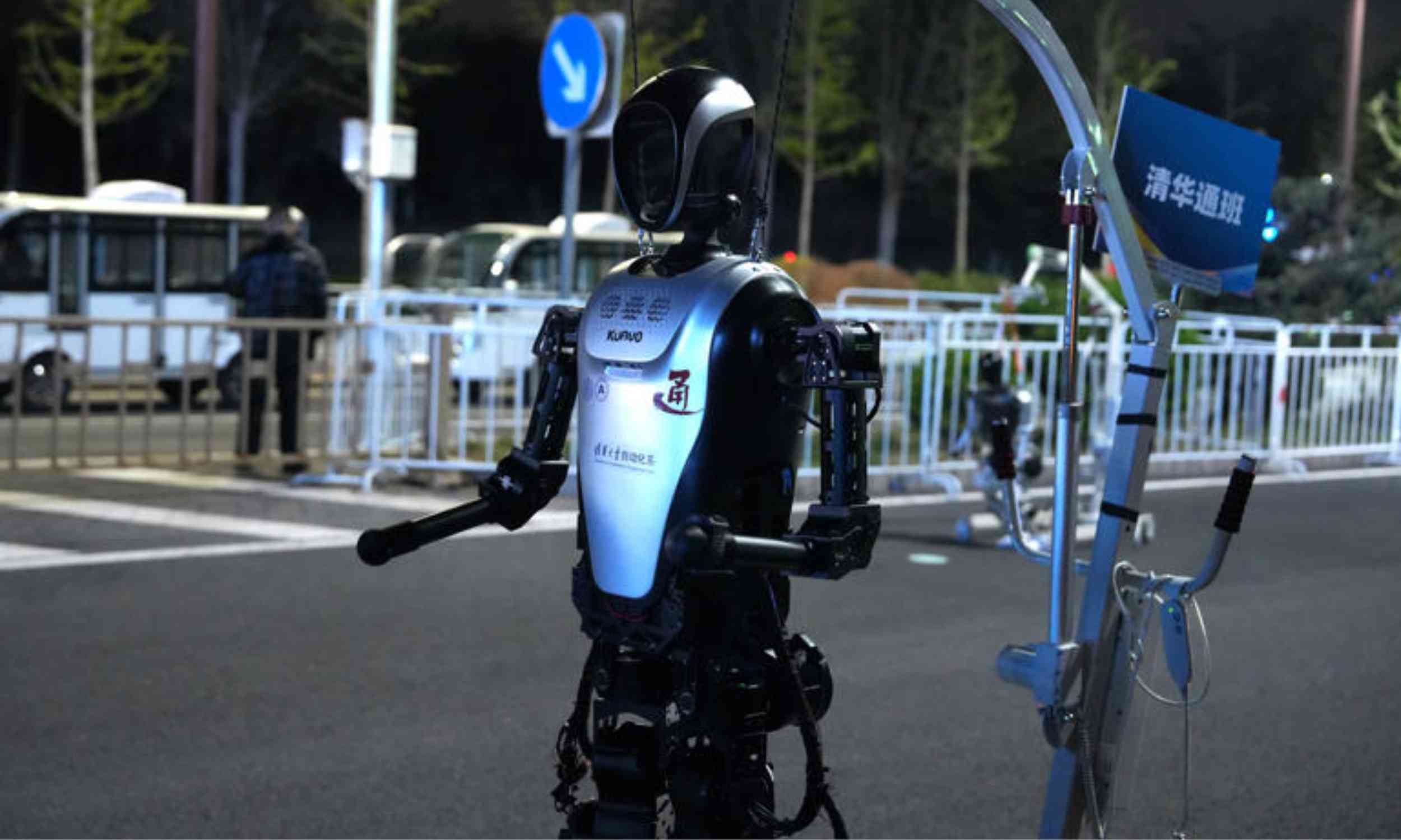 Robots are now running half marathons close to human speeds