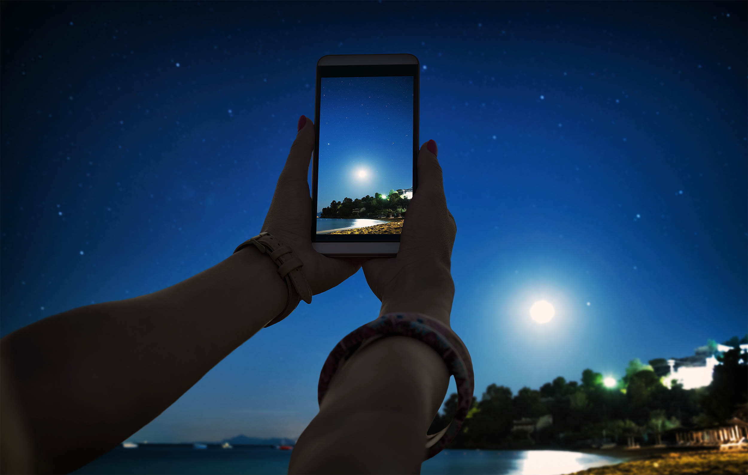 Taking good photos of the Moon with your phone's camera is more difficult than you would think, here's how to do it properly