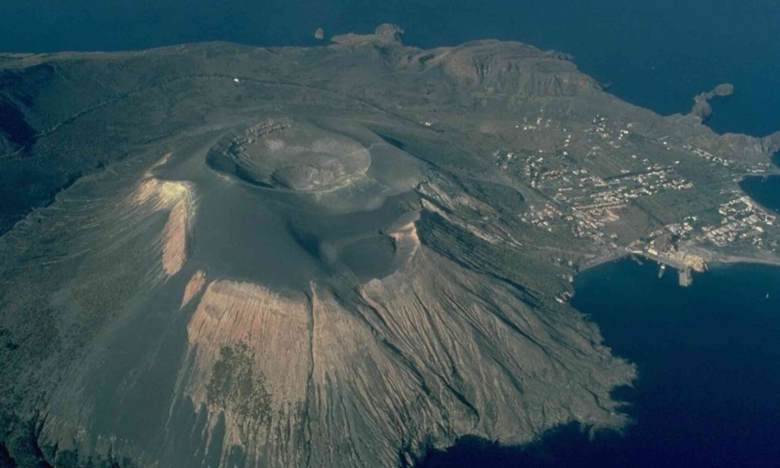 Color changes on volcanoes may signal dangerous collapses