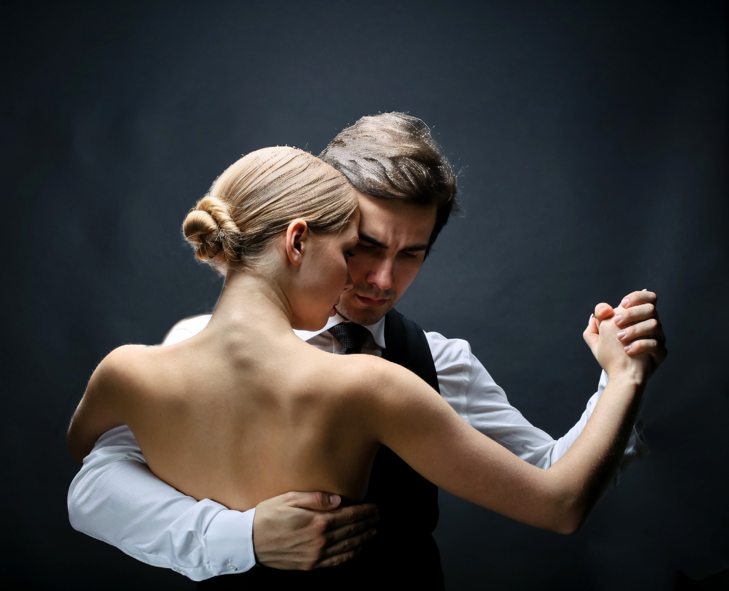 Tango dancers may communicate through synchronized brain waves