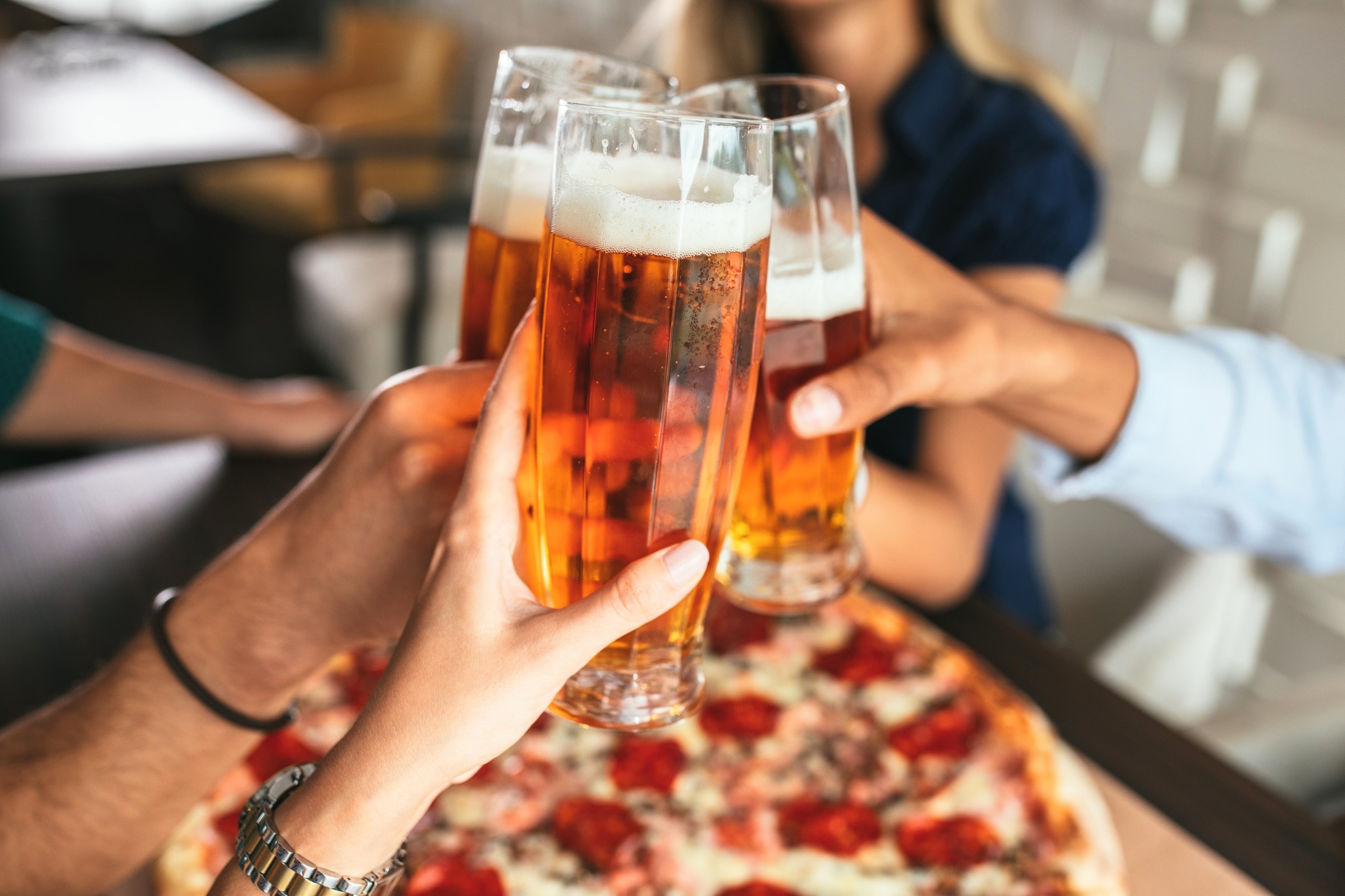 Alcohol may trick the brain into craving junk food