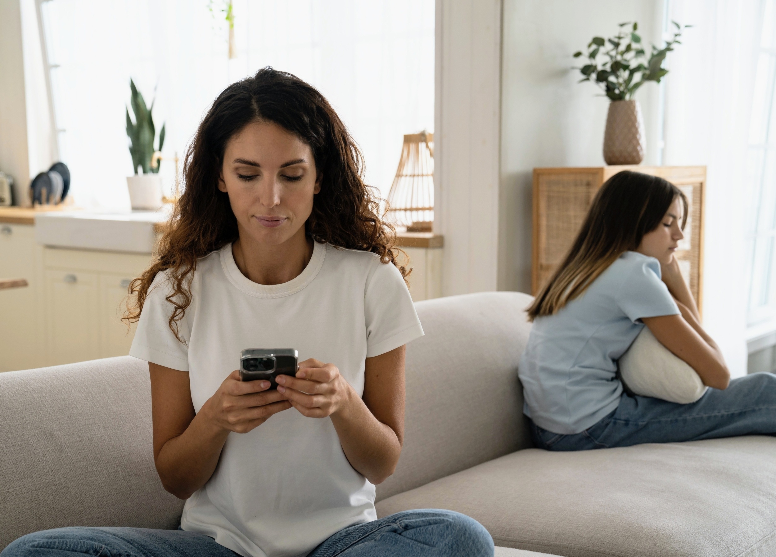 Teens feel less secure when parents are constantly on their phones
