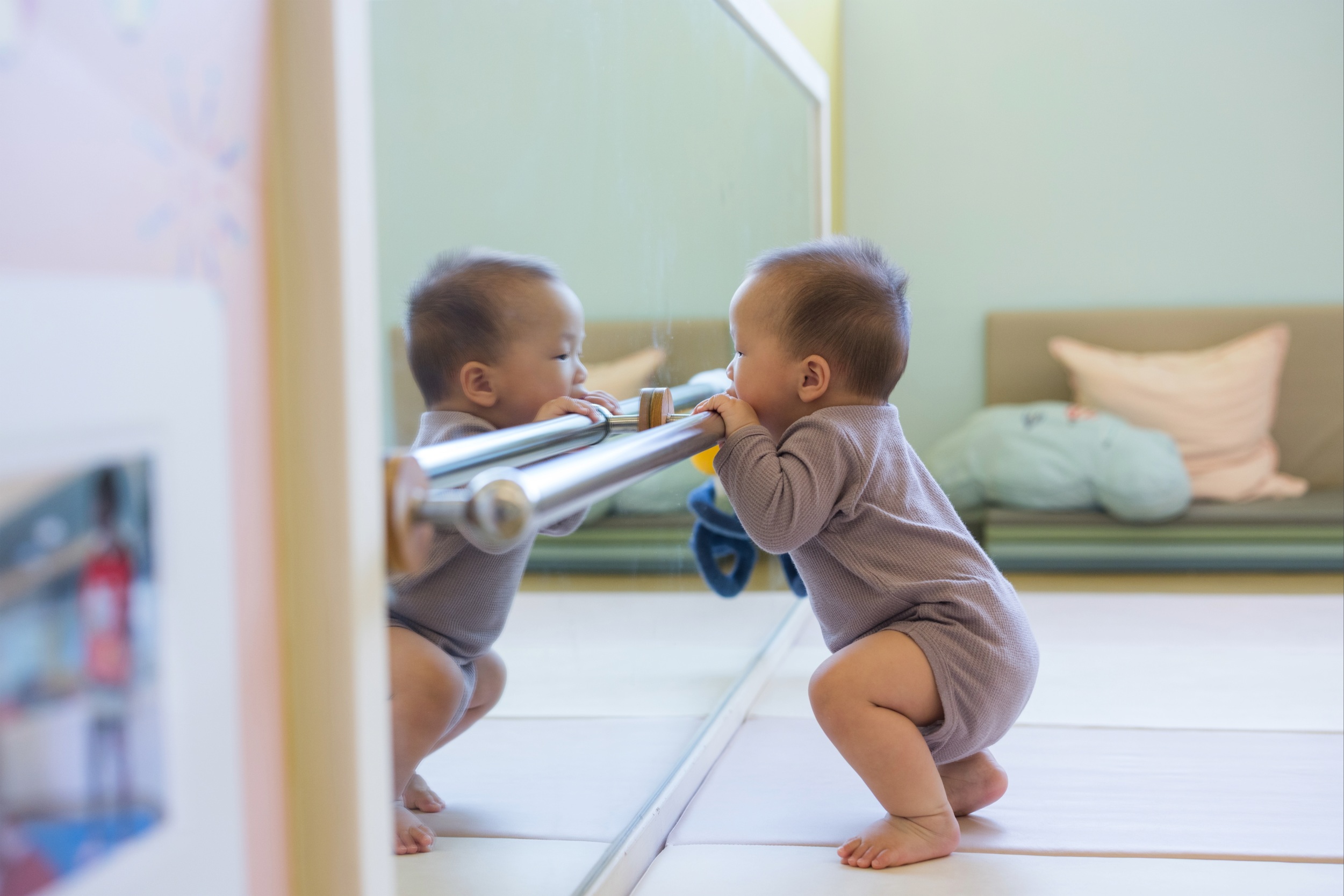 Looking in a mirror may help babies understand other people