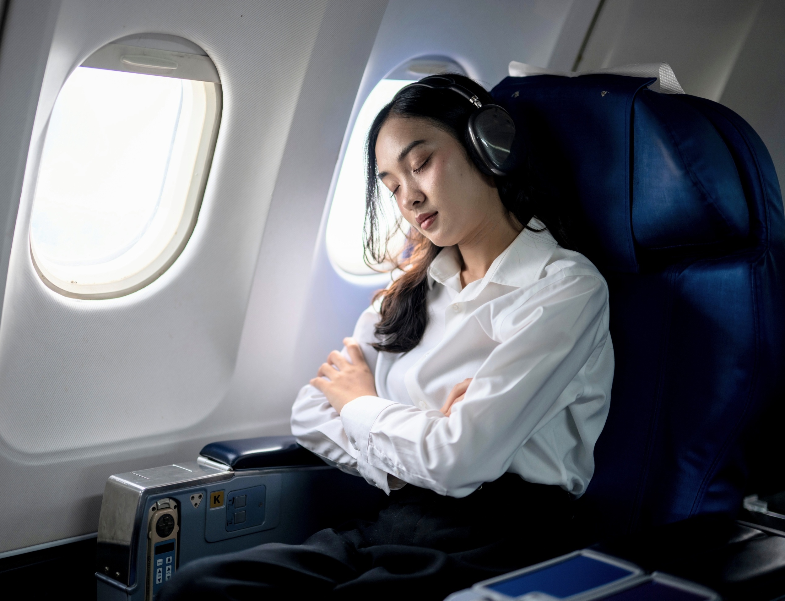 Long-haul flights disrupt gut bacteria and make jet lag worse