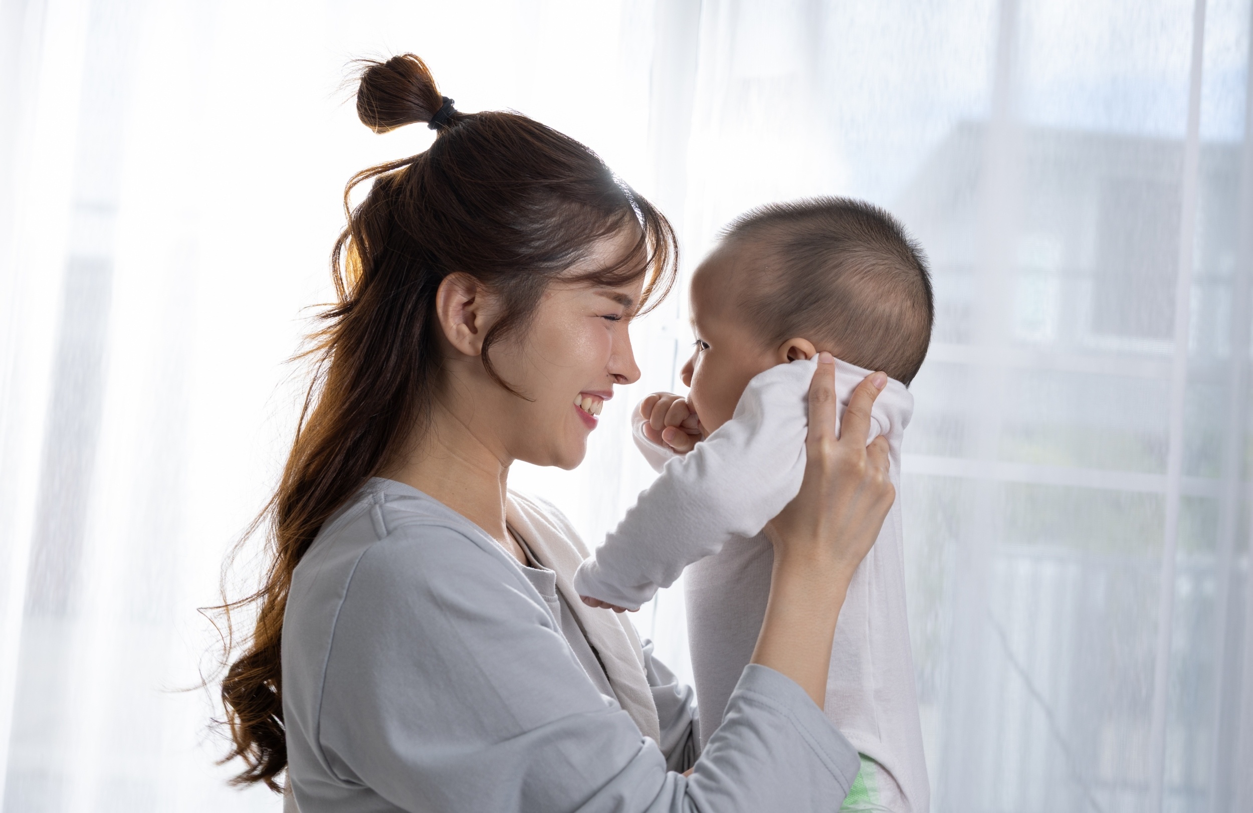 Eye contact switches on a baby’s brain for learning language